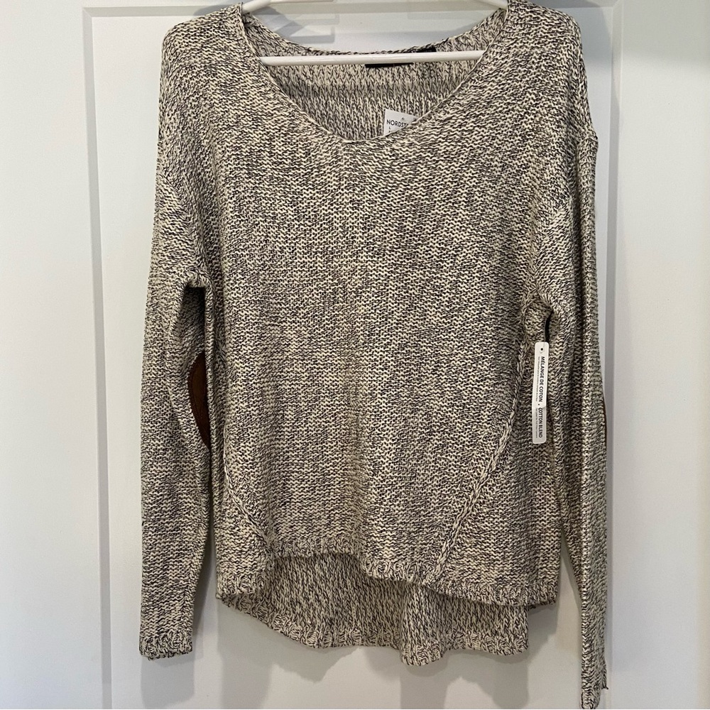 RDI Women's V-Neck Sweater - Black and White